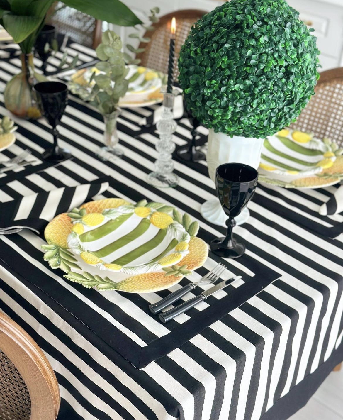 NOBLE ÇİZGİLİ MASA ÖRTÜSÜ