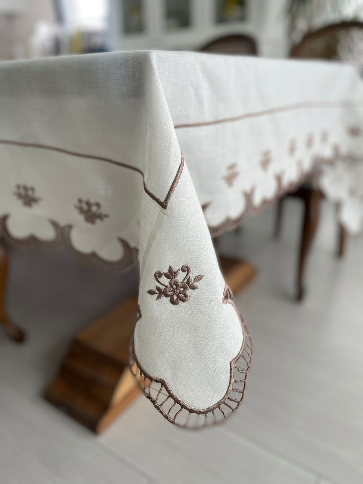 Bianca Serisi Bej Nakışlı Masa Örtüsü