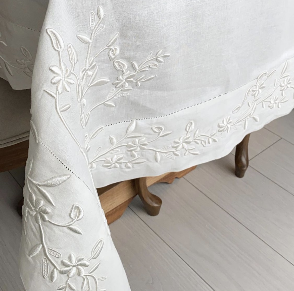 RÖLYEF SERİSİ BEYAZ MASA ÖRTÜSÜ