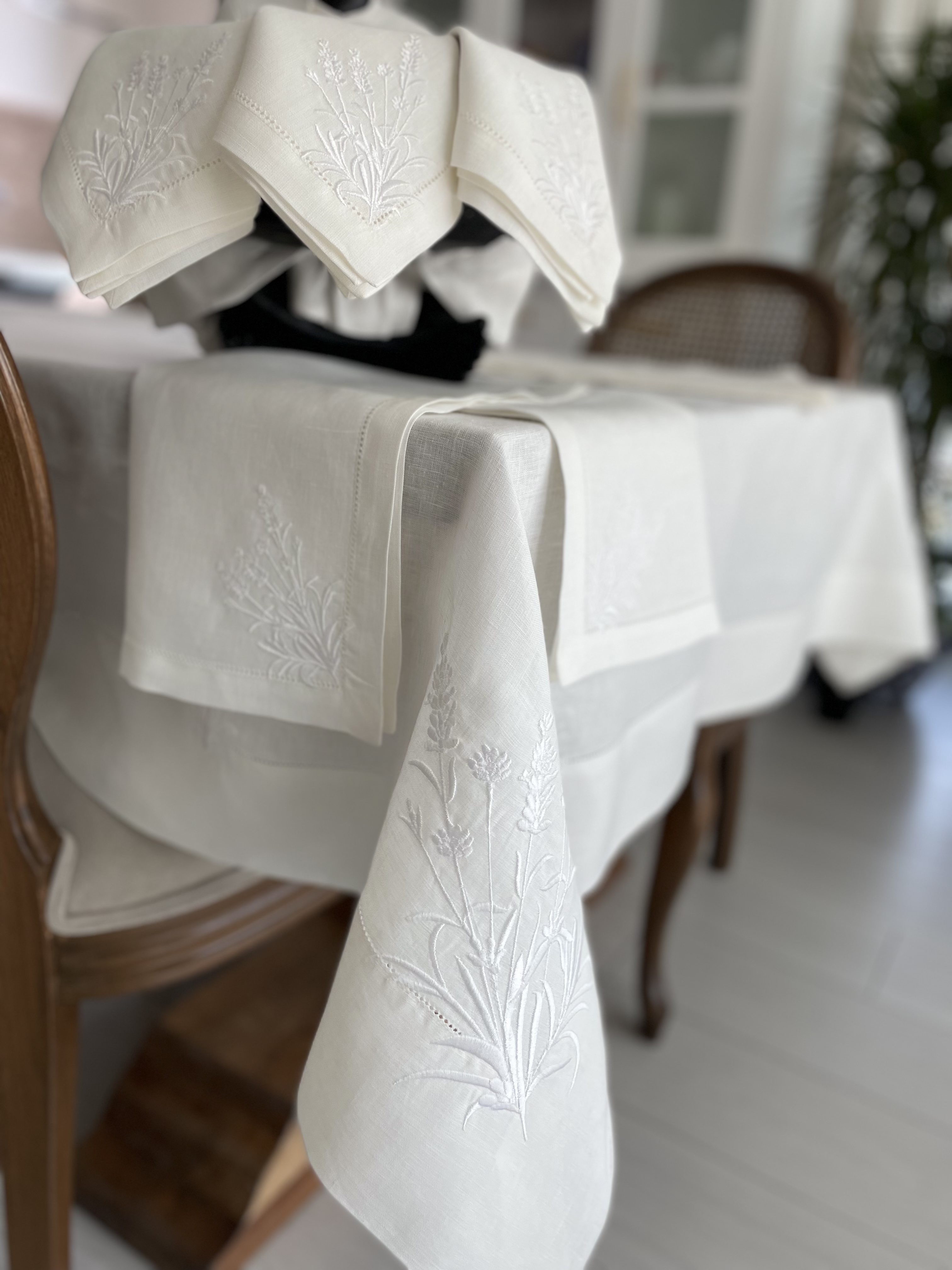 LAVANTA NAKIŞLI MASA ÖRTÜSÜ